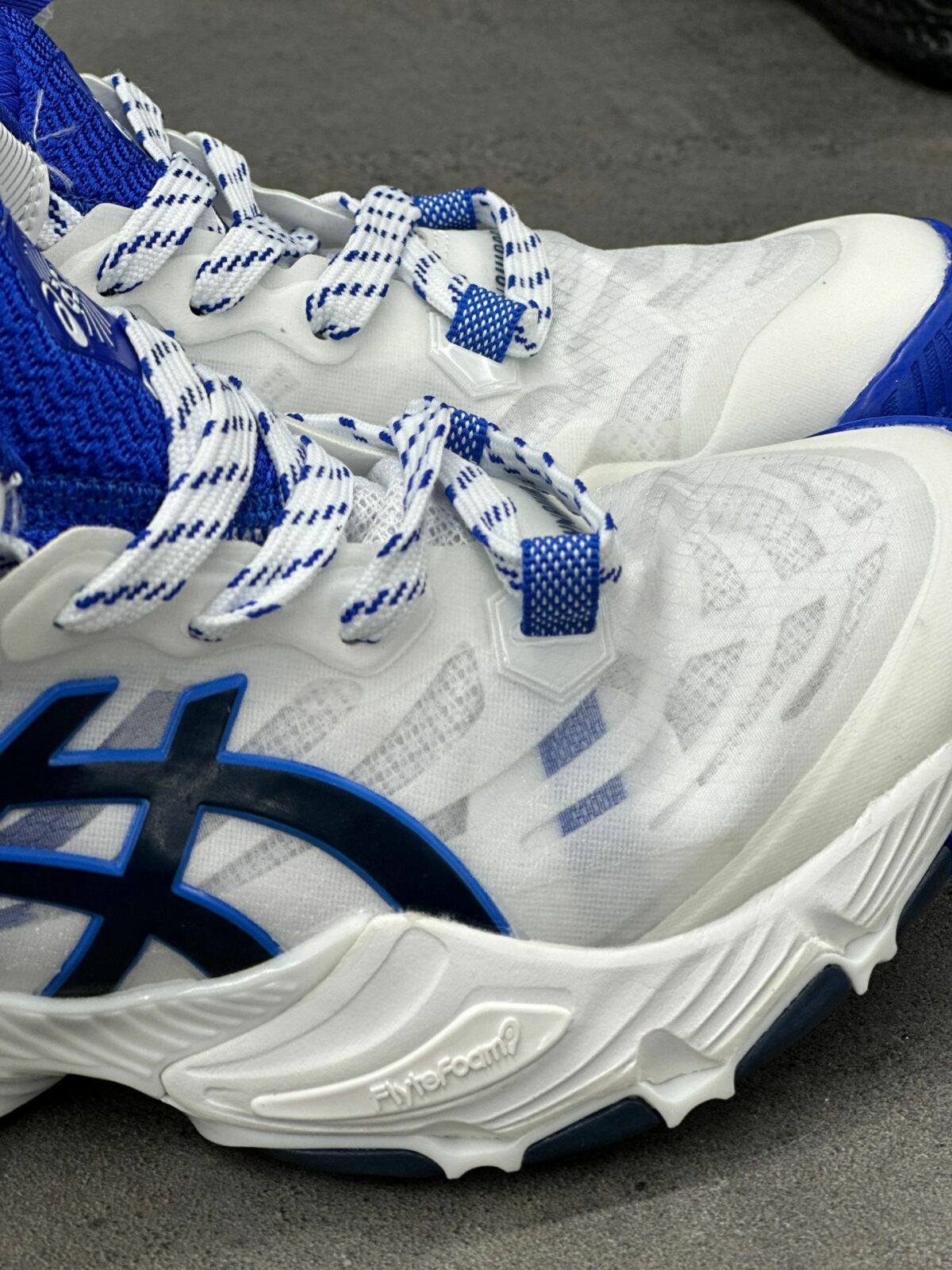 کفش والیبال اسیکس متالایز سفید و آبی Asics Sky Metalize white blue