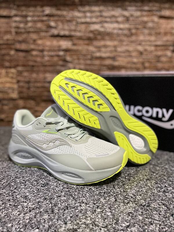 کفش (کتونی) مردانه ساکونی Saucony Triumph 19 سفید